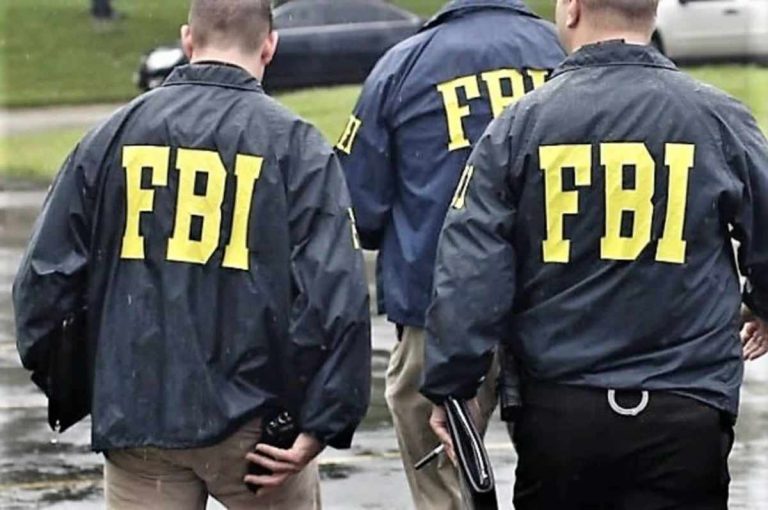 Agente del FBI practicando técnicas de escucha activa en una negociación